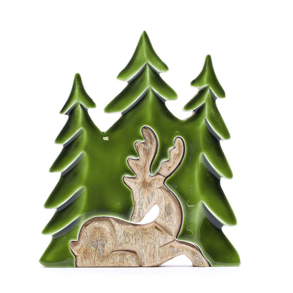 3D-hjortdekoration i mangoträ – 23x20 CM med snidad hjort och gröna emaljerade tallar, handgjord inredningsdetalj i trä