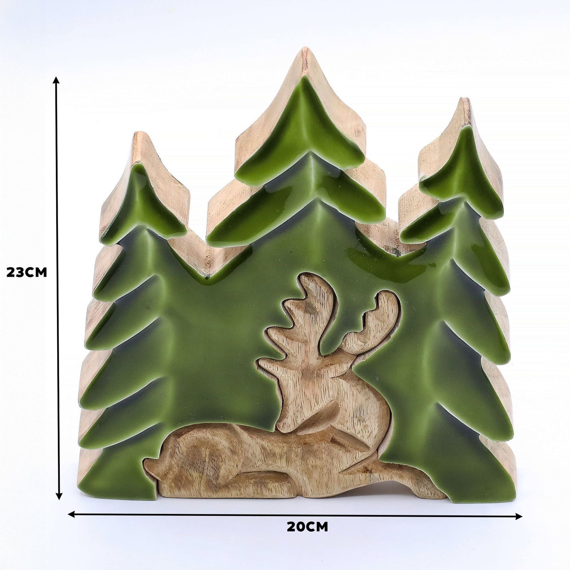Alt Tag: 3D-hjortdekoration i mangoträ – 23x20 CM, träscen med skogsmotiv med hjort och gröna emaljträd, 23 cm hög x 20 cm bred