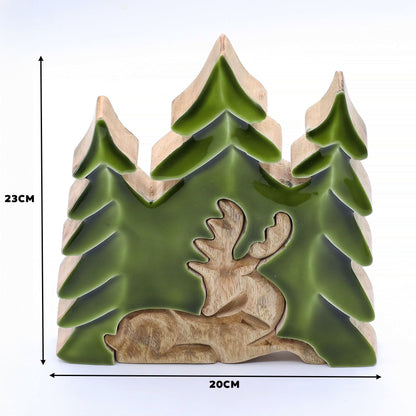 Alt Tag: 3D-hjortdekoration i mangoträ – 23x20 CM, träscen med skogsmotiv med hjort och gröna emaljträd, 23 cm hög x 20 cm bred