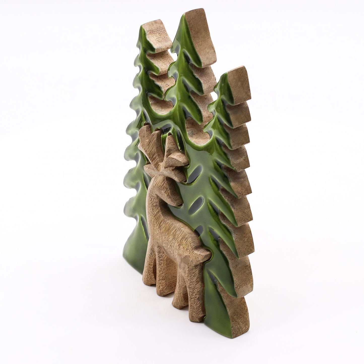 Mango Wood 3D Stag Decoration – 23x20 CM, handgjord 3D-hjortdekoration i mangoträ med bakgrund av skogsträd i grön emalj