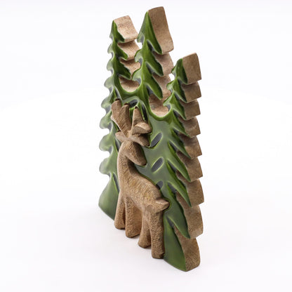 Mango Wood 3D Stag Decoration – 23x20 CM, handgjord 3D-hjortdekoration i mangoträ med bakgrund av skogsträd i grön emalj