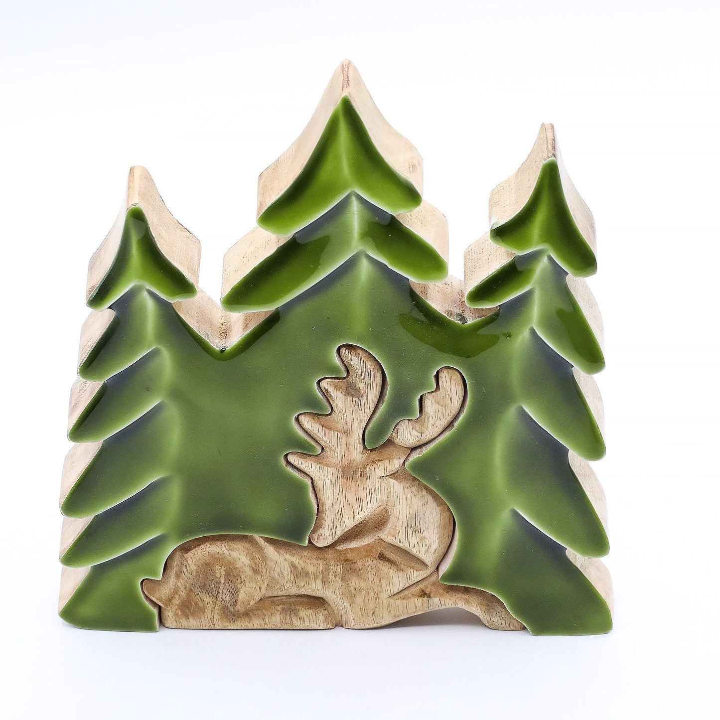 3D-hjortdekoration i mangoträ – 23x20 CM, upphöjd hjortfigur med pinjeträd, mangoträ och grön emalj