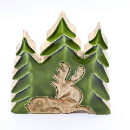 3D-hjortdekoration i mangoträ – 23x20 CM, upphöjd hjortfigur med pinjeträd, mangoträ och grön emalj