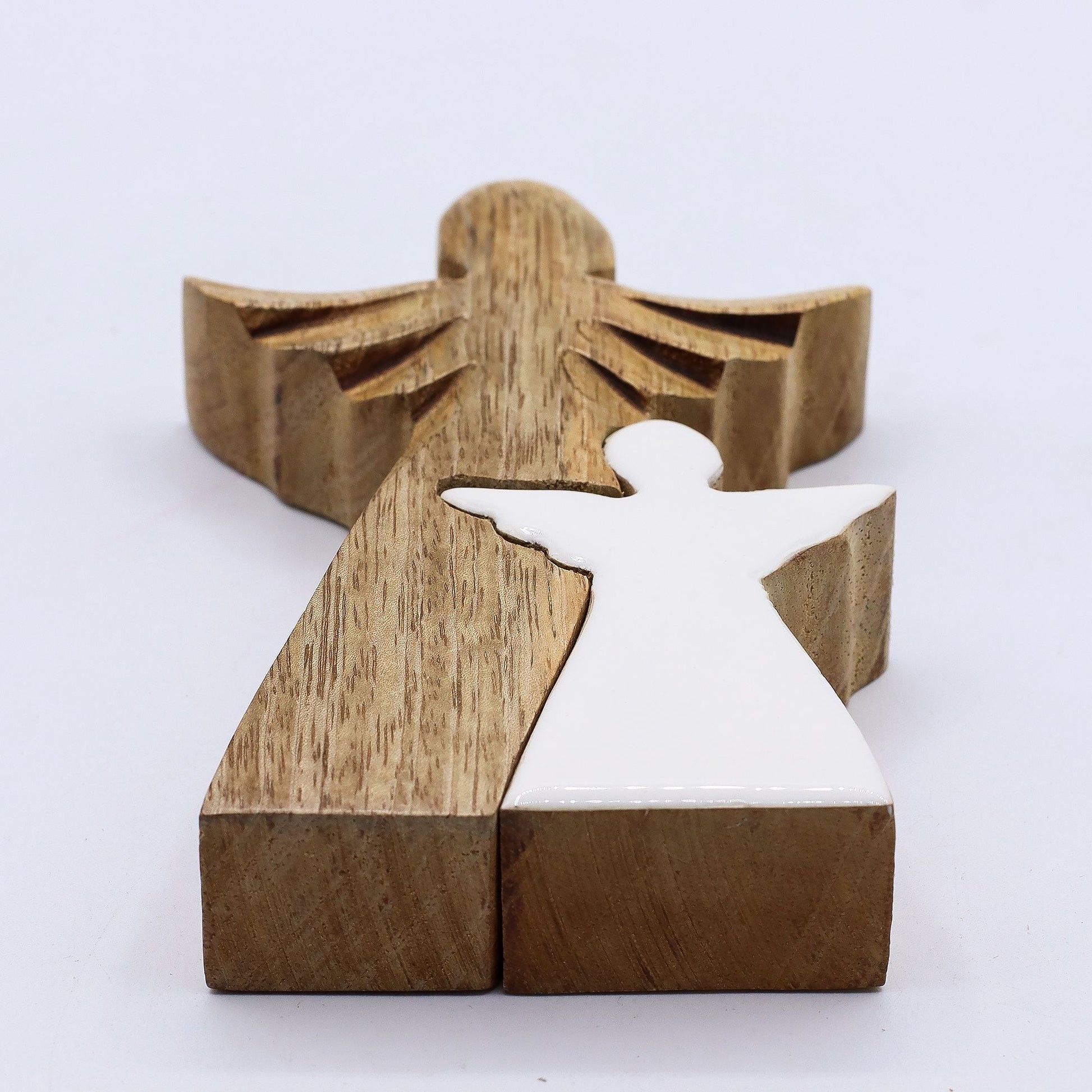 Ángel de madera de mango – Acabado de esmalte blanco, figura de ángel en madera de mango tallada a mano con detalle de esmalte blanco, hecha en India