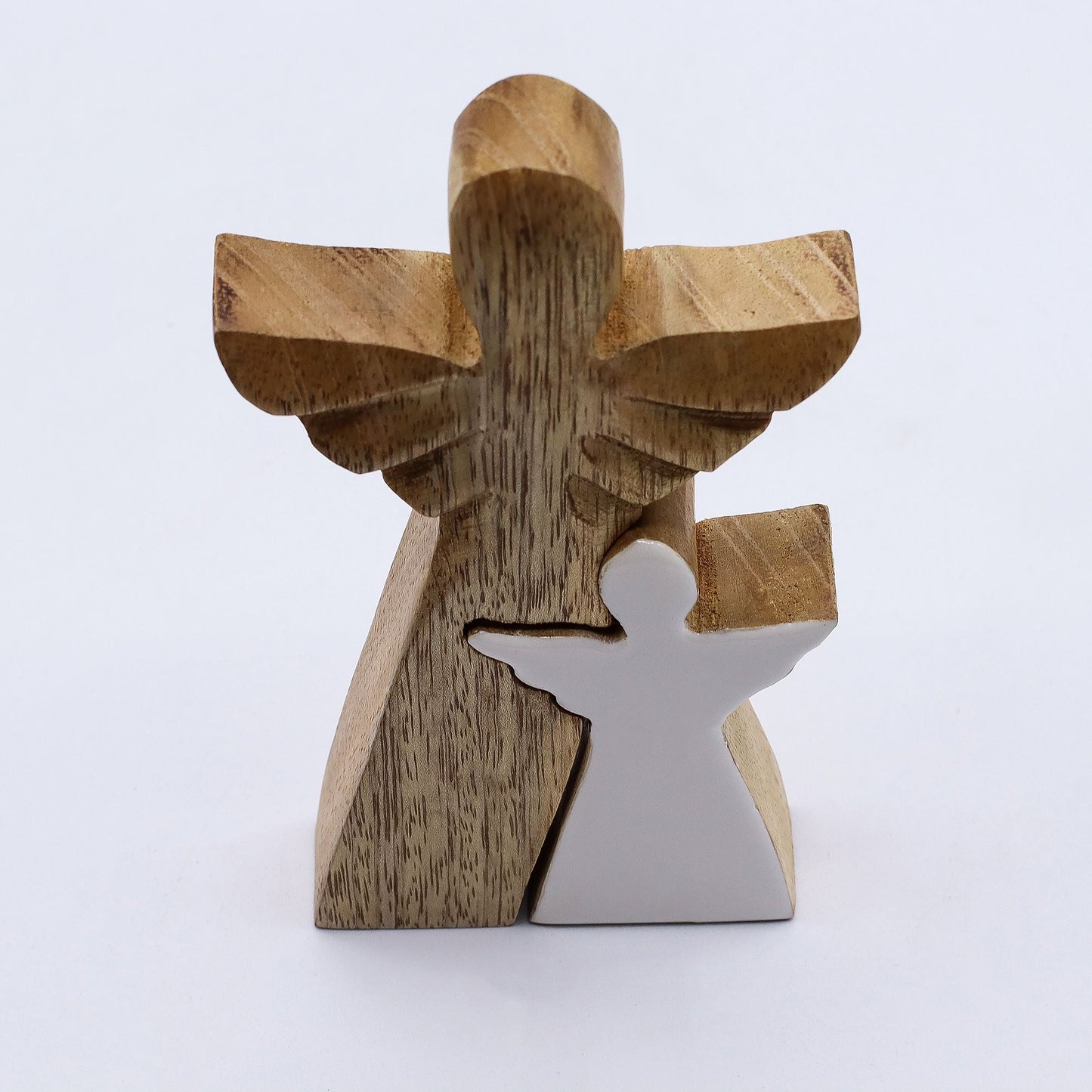 Alt Tag: Ángel de madera de mango – acabado de esmalte blanco, figura de ángel tallada en madera de mango con detalle blanco esmaltado