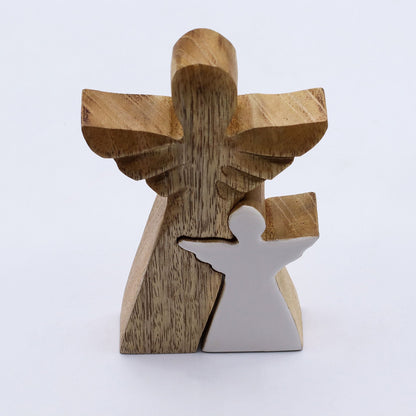 Alt Tag: Ángel de madera de mango – acabado de esmalte blanco, figura de ángel tallada en madera de mango con detalle blanco esmaltado