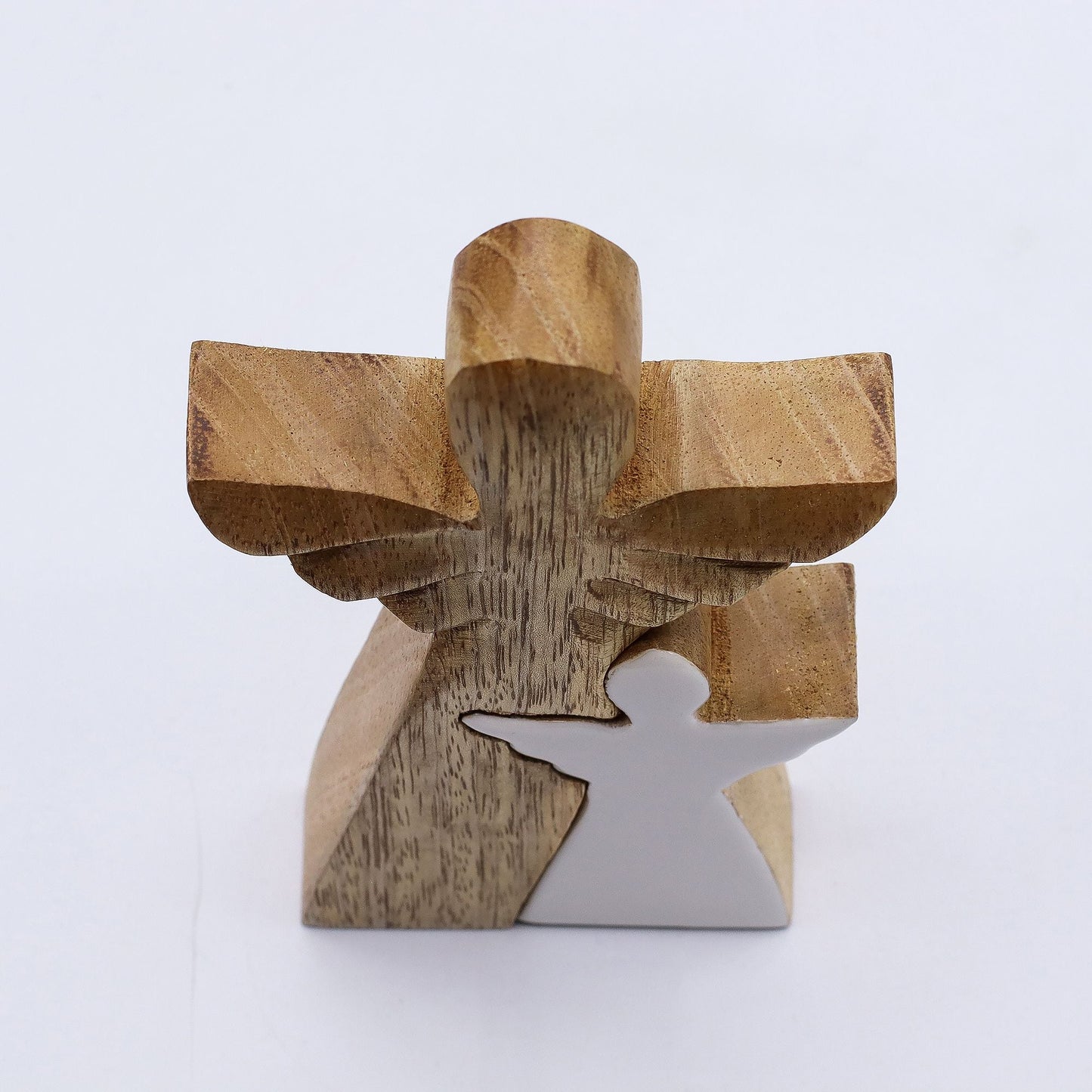Ángel de madera de mango – acabado de esmalte blanco, figura de ángel de madera de mango tallada a mano con detalle de esmalte blanco, 15 cm de alto