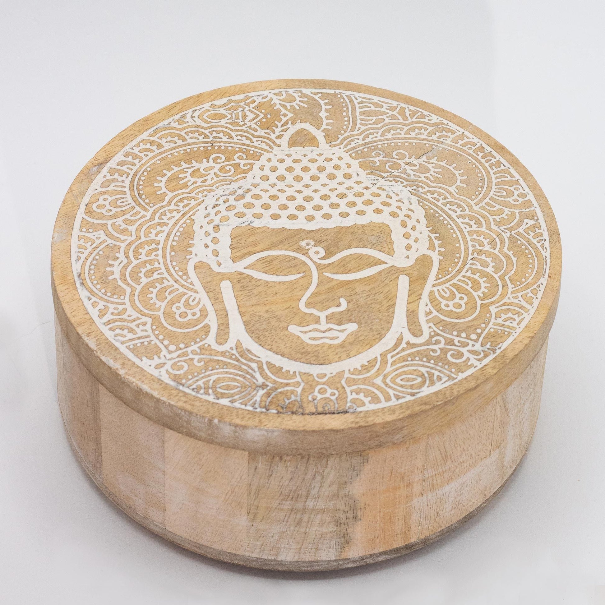 Alt Tag: Mangoträask – Buddha Face, rund förvaringsask i mangoträ 17.5x7.5 CM med vitt mandalalock med Buddha Face