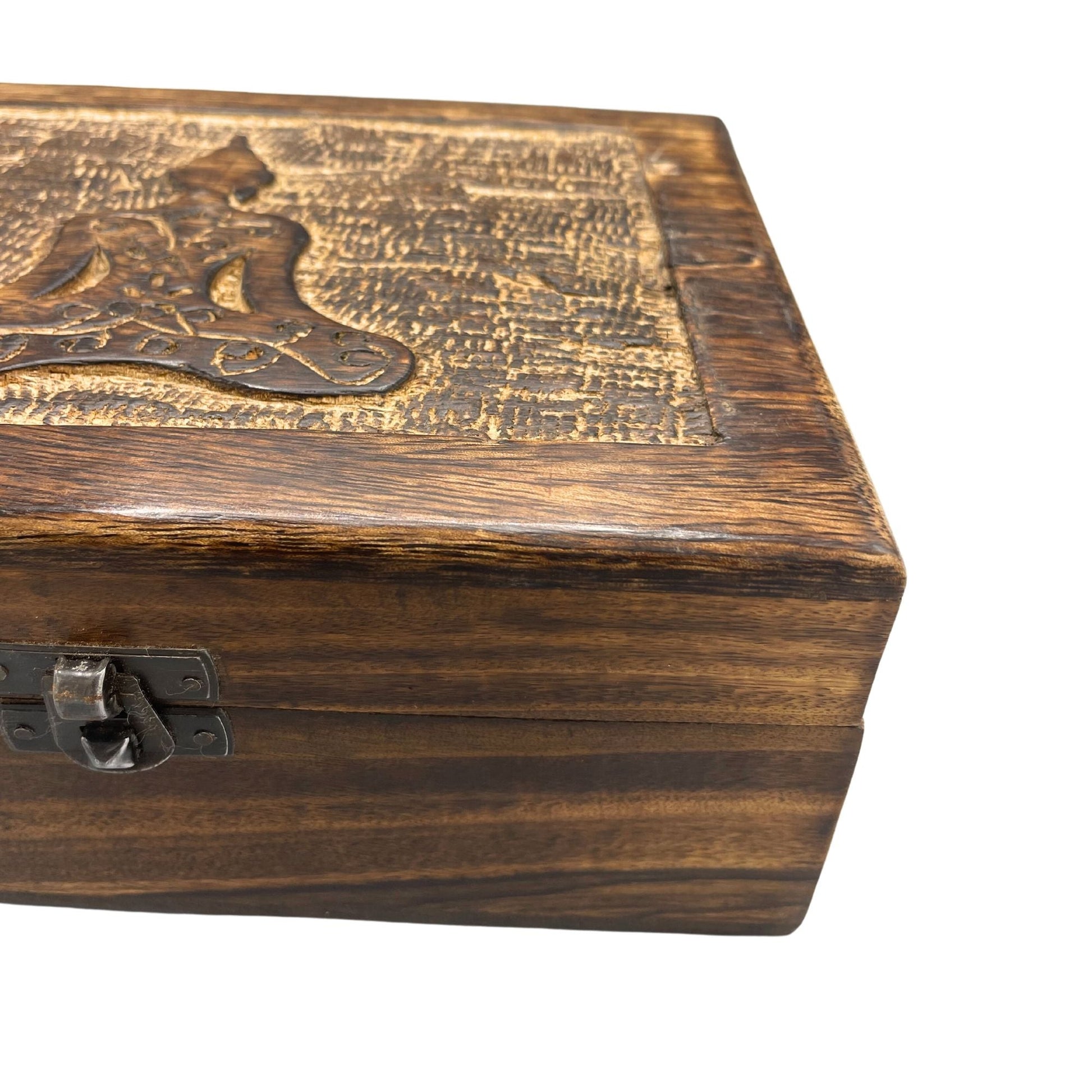 Alt-Tag: Buddha-Erinnerungsbox aus Mangoholz – 20x15x7.5 CM Nahaufnahme des handgeschnitzten Mangoholzdeckels und des Metallverschlusses