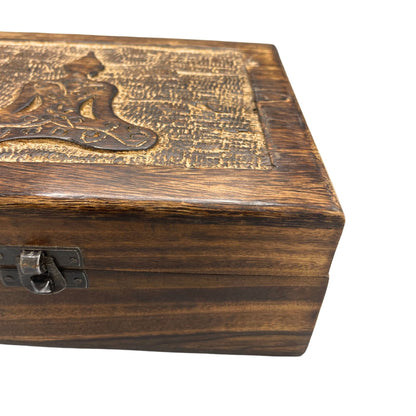 Alt-Tag: Buddha-Erinnerungsbox aus Mangoholz – 20x15x7.5 CM Nahaufnahme des handgeschnitzten Mangoholzdeckels und des Metallverschlusses