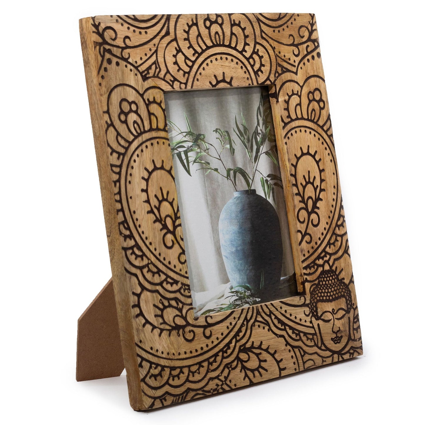 Alt-Tag: Bilderrahmen aus Mangoholz mit Buddha – 13x18 CM, geschnitzter Fotorahmen aus Mangoholz mit Buddha-Gesichtsdetail, Tischaufsteller