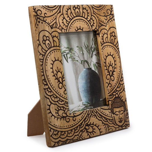 Alt-Tag: Bilderrahmen aus Mangoholz mit Buddha – 13x18 CM, geschnitzter Fotorahmen aus Mangoholz mit Buddha-Gesichtsdetail, Tischaufsteller