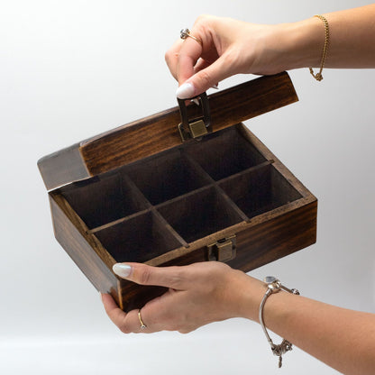 Mango Carved Tea Box (6 Compartments) – 23 × 15 × 9.5 CM teorganisatör i öppen mangoträ med snidat lock och 6 fack