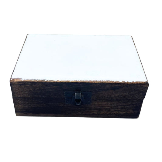 Alt Tag: Mangoträlåda med keramik – Vit 15x10x6 CM, vit keramiskglaserat lock med mörk mangoträbas och frontlås
