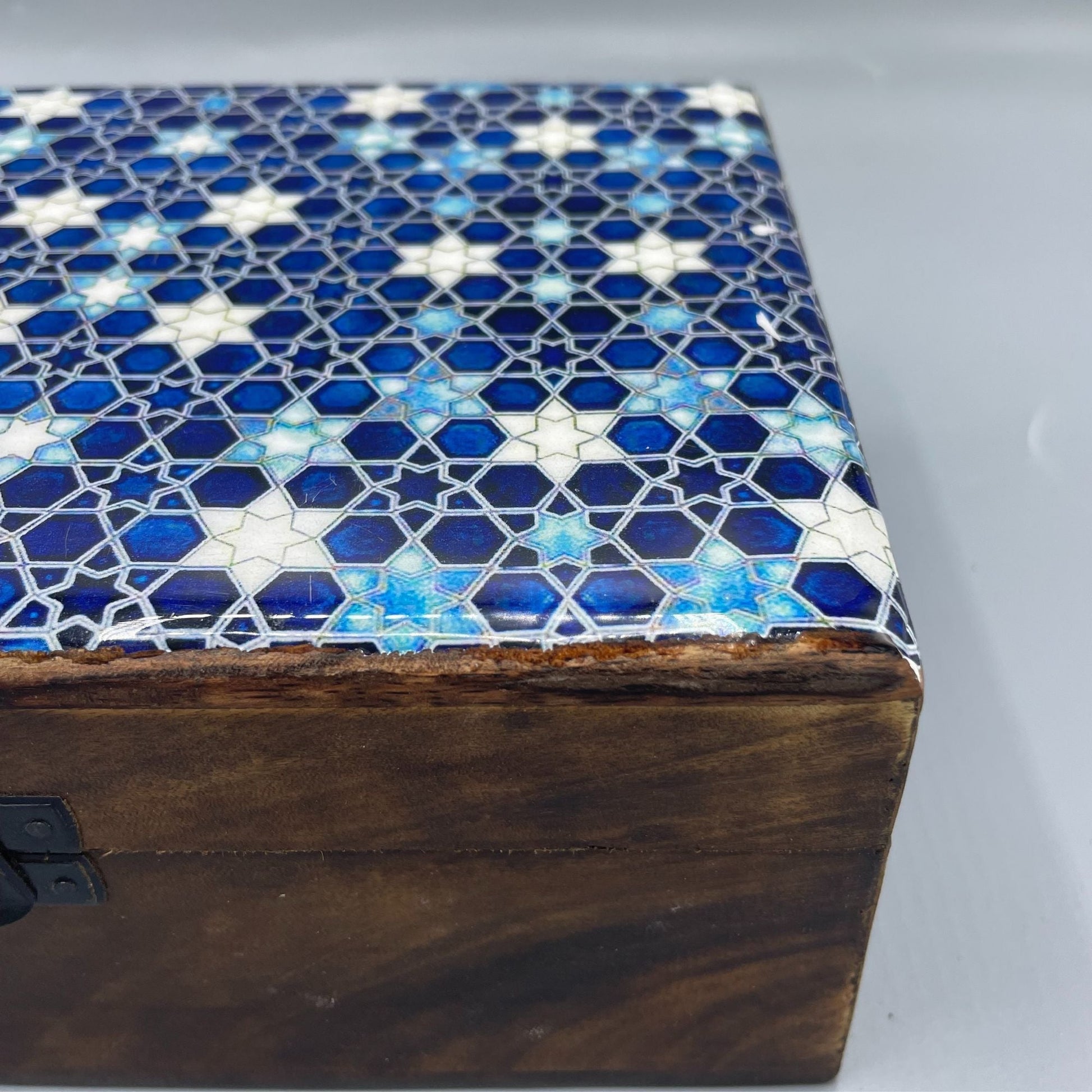 Mango wood-box med keramiskt glaserat lock – Blue Stars 20x15x7,5 CM närbild av blå- och vit stjärnmosaisk glaserat lock på mango wood-box