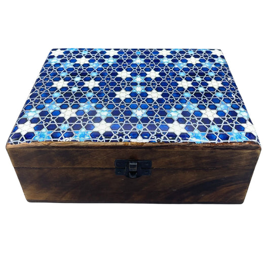 Alt Tag: Mangoträlåda med keramikglaserat lock – Blue Stars 20x15x7.5 CM, låda i mangoträ med blått, stjärnglaserat lock