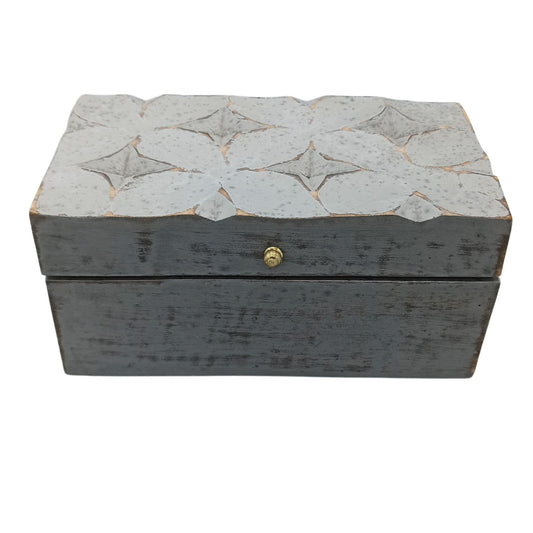 Alt Tag: Mango Wood Deco Box – 22x12x10 CM Grey Star grey mango wood vintage decorative storage box with star-pattern lid