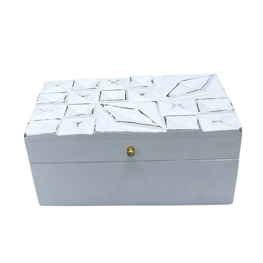 Alt Tag: Mango Wood Decorative Box – White Diamonds 22x12x10 CM, caja decorativa blanca con patrón de diamantes y cierre metálico