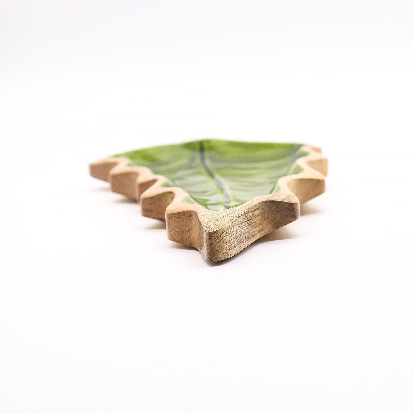 Alt Tag: Mango Wood Enamel Leaf Bowl – 33x17 CM, bladskål i mangoträ med glänsande grön emalj, handgjord i Indien