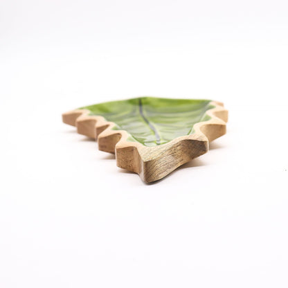 Alt Tag: Mango Wood Enamel Leaf Bowl – 33x17 CM, bladskål i mangoträ med glänsande grön emalj, handgjord i Indien