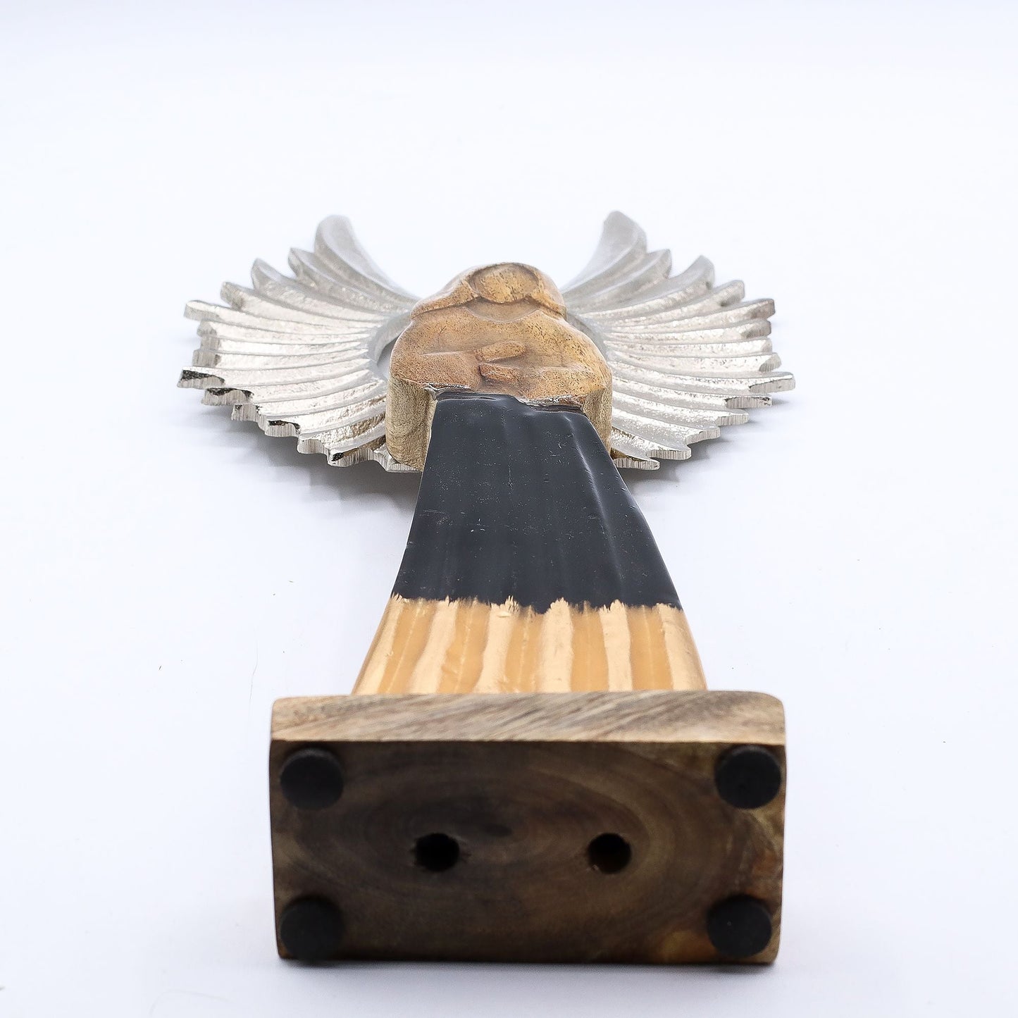 Alt Tag: Ángel Guardián de madera de mango – estatua de 40 CM, vista de la base que muestra la figura de madera de mango con acabado esmaltado y alas en tono plateado