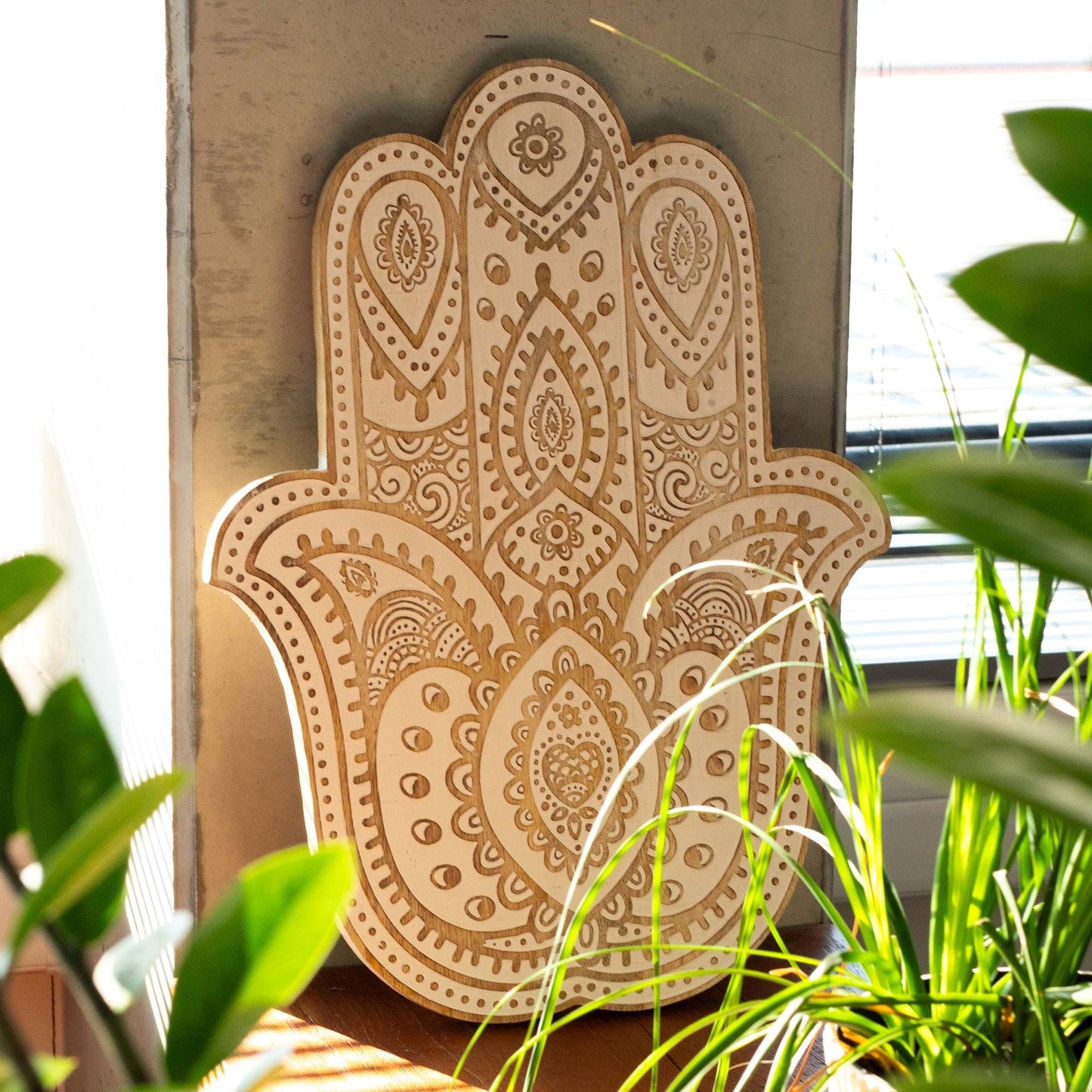 Alt Tag: Väggplakett i mangoträ med hamsa – vitkalkad 52CM, dekorativt snidad väggplakett med hamsa-design i vit finish