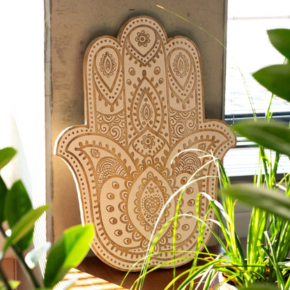Alt Tag: Väggplakett i mangoträ med hamsa – vitkalkad 52CM, dekorativt snidad väggplakett med hamsa-design i vit finish