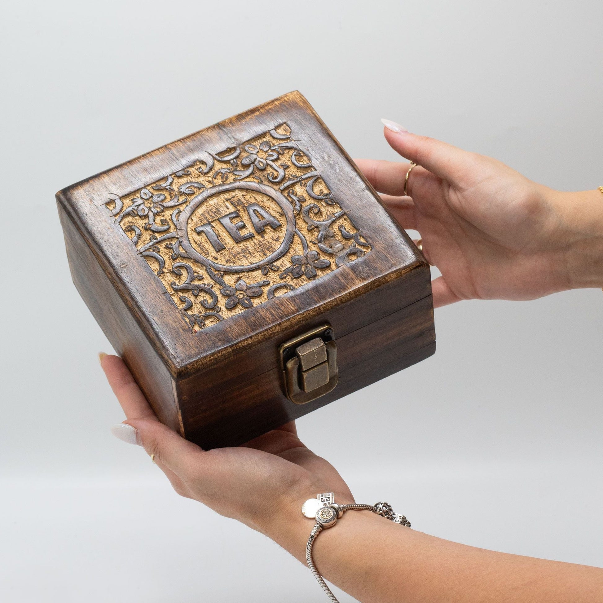 Handsnidad tebox i mangoträ (4 fack) – 15 × 15 × 8 CM, handsnidad tebox i mangoträ med metallspänne