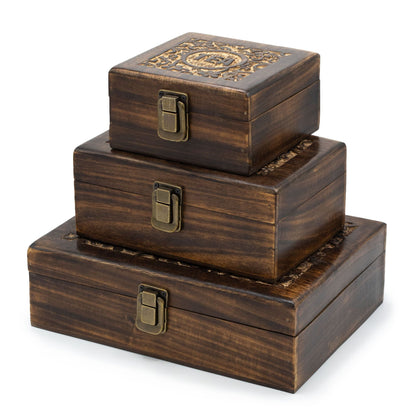Mango Carved Tea Box (6 Compartments) – 23 × 15 × 9.5 CM, handgjord förvaringslåda för te i mangoträ med snidat lock och metallspärr