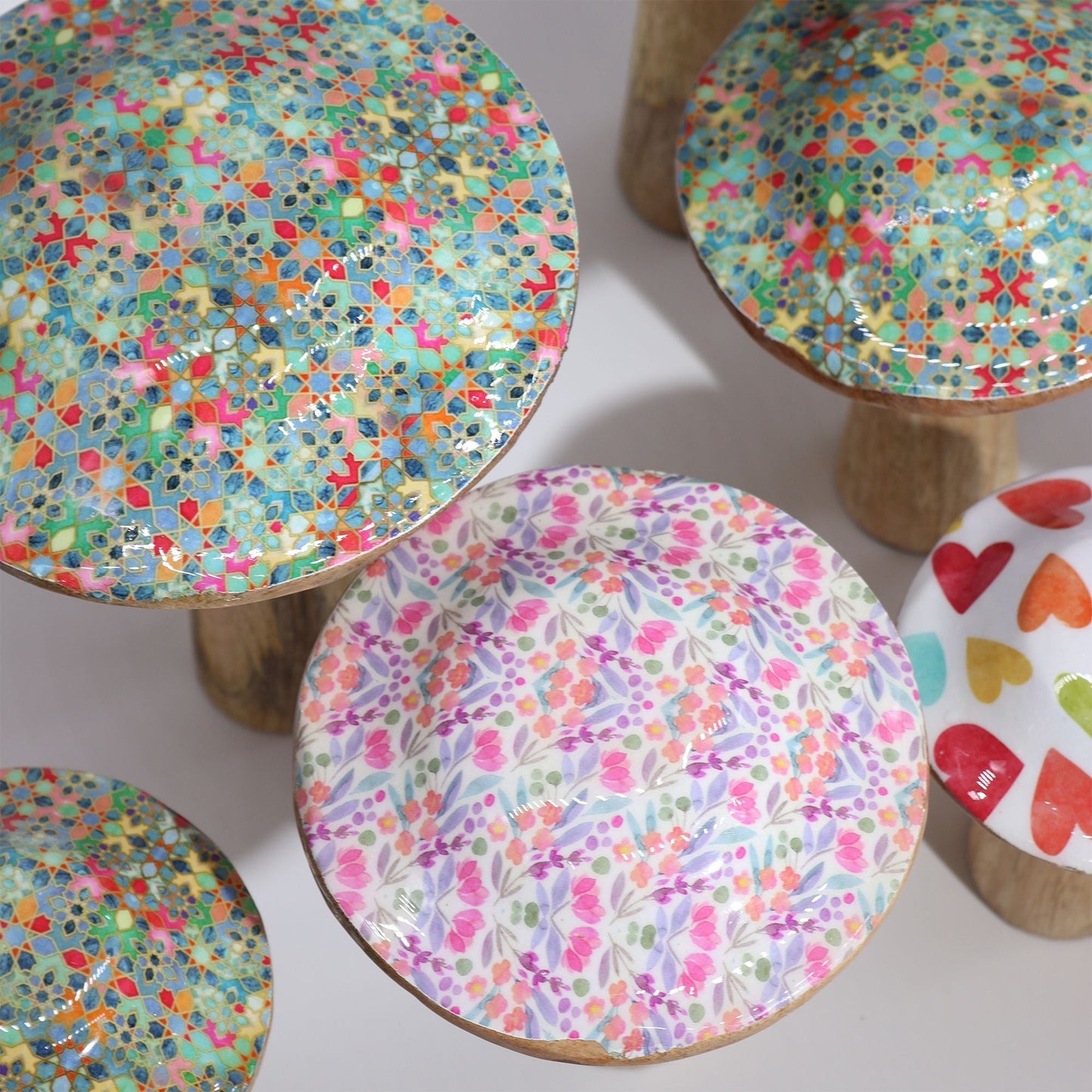Mango Wood Mushroom – 15 CM Pastel Hearts handcrafted mango wood decor mushroom with pastel heart pattern cap