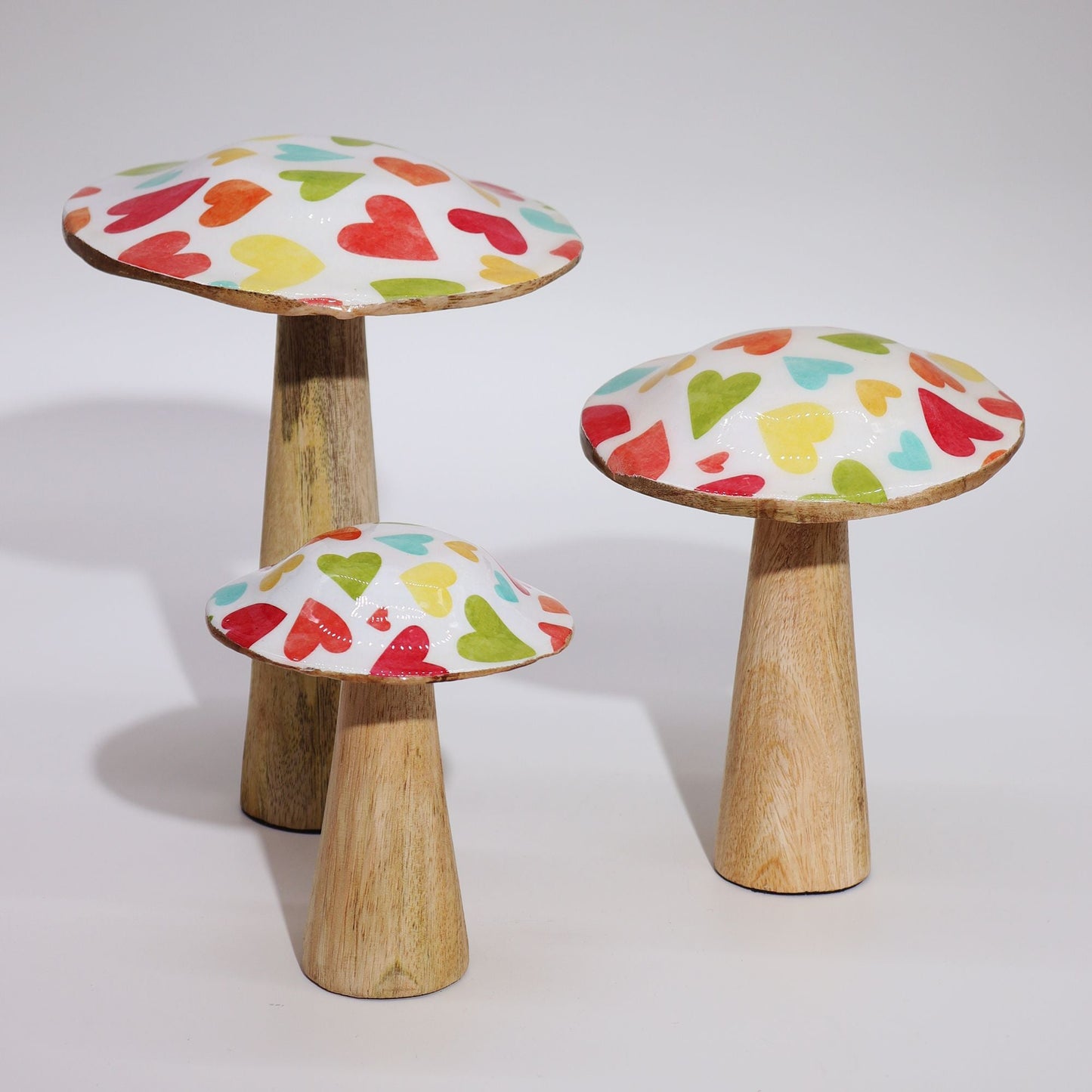 Alt Tag: Mango Wood Mushroom Décor – 20 CM Pastel Hearts, wooden mushroom decor with pastel heart pattern, set of three sizes
