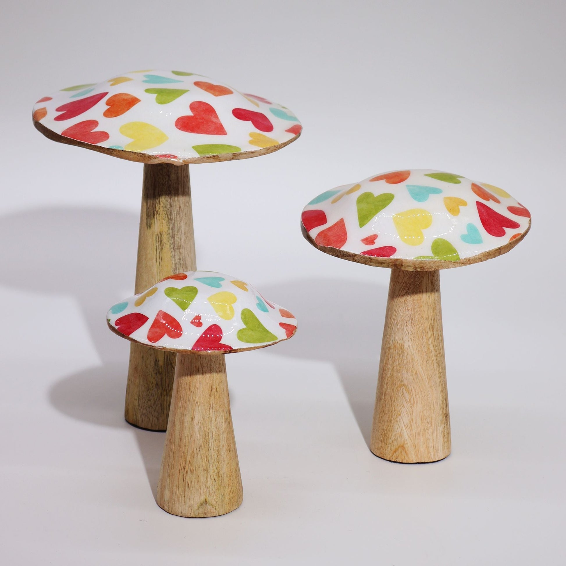 Alt Tag: Mango Wood Mushroom Décor – 20 CM Pastel Hearts, wooden mushroom decor with pastel heart pattern, set of three sizes