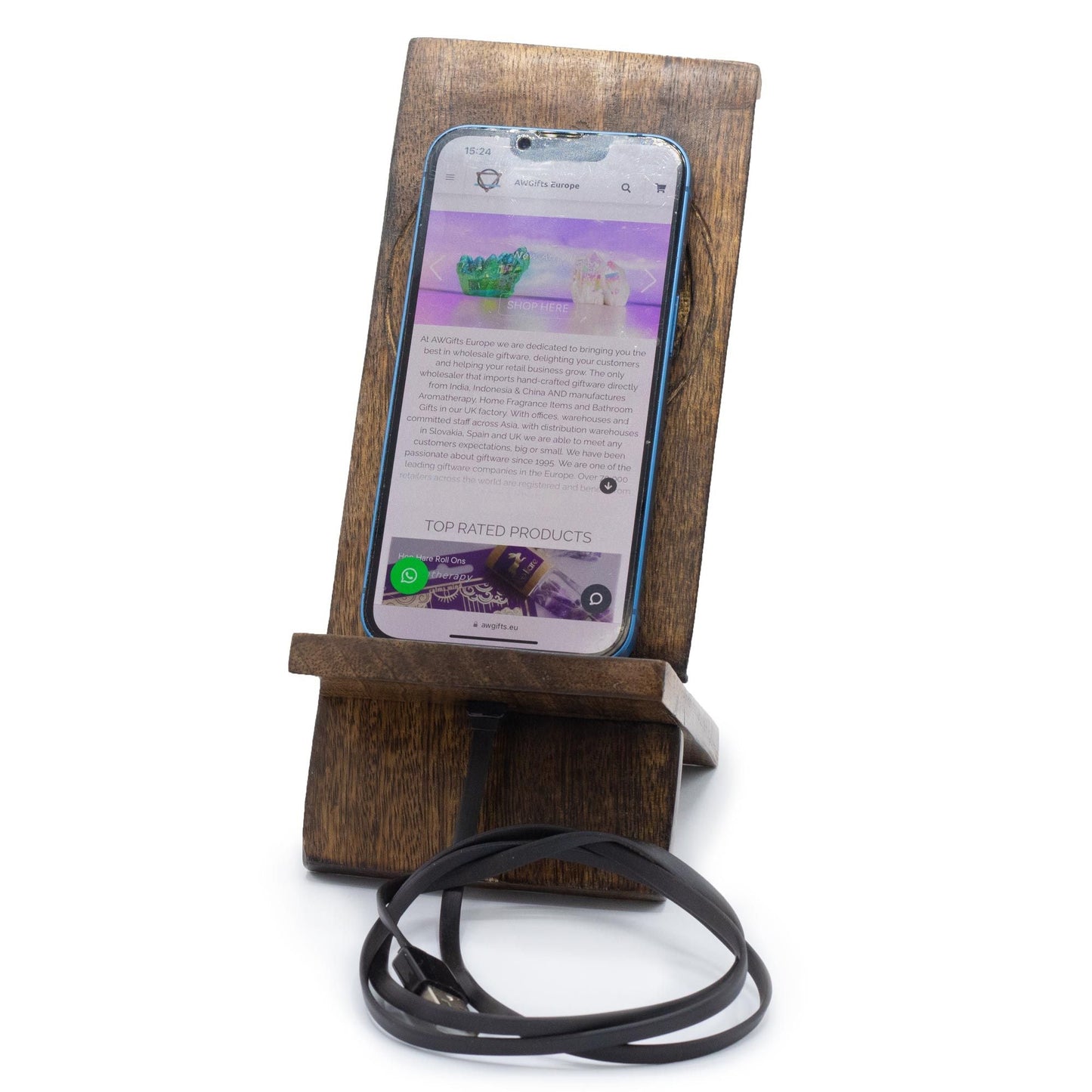 Alt Tag: Mango Wood Phone Stand – Tree of Life 20x9.5 CM, soporte de teléfono de madera de mango con smartphone en escritorio