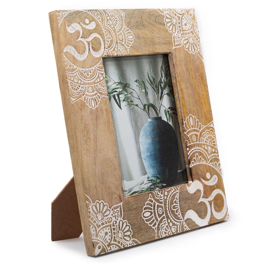 Alt Tag: Fotoram i mangoträ – 13x18 CM Mandala White, fotoram i mangoträ med vit mandala-design, bakre stöd