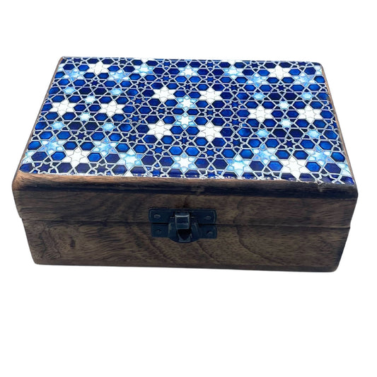 Alt Tag: Mango Wood Starry Glazed Box – 15x10x6 CM låda i mangoträ med blå stjärnglaserad lock och metallspänne