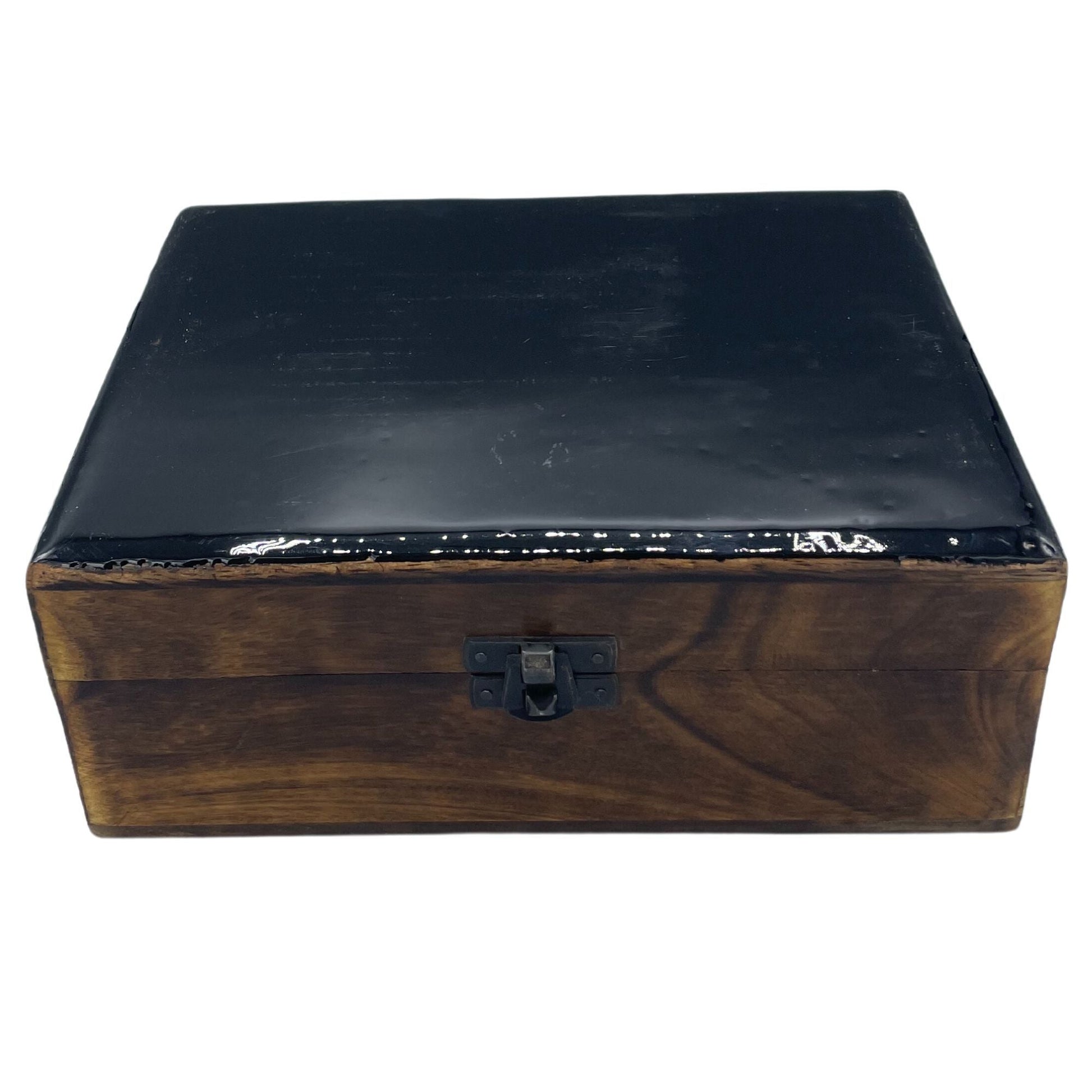 Alt Tag: Mango Wood Storage Box – Black 20x15x7.5 CM, caja artesanal de madera de mango con tapa negra esmaltada y cierre metálico
