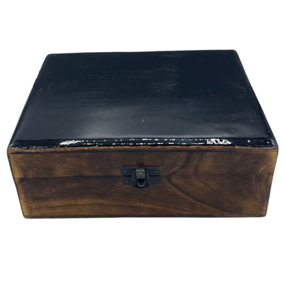 Alt Tag: Mango Wood Storage Box – Black 20x15x7.5 CM, caja artesanal de madera de mango con tapa negra esmaltada y cierre metálico