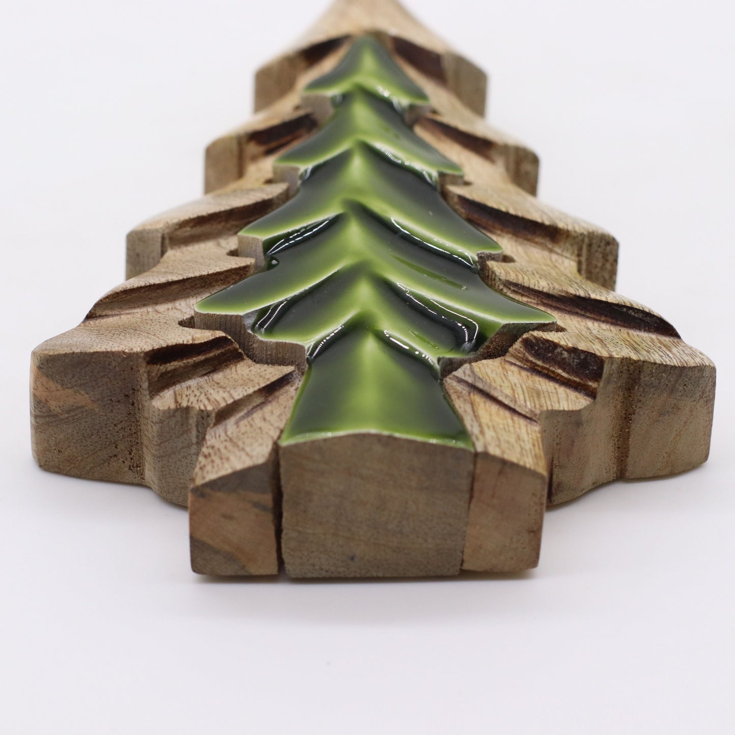 Trädekoration i mangoträ – 15x10 CM trädornament, snidat mangoträ med grön emaljinläggning, närbild framifrån