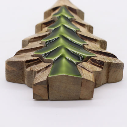 Trädekoration i mangoträ – 15x10 CM trädornament, snidat mangoträ med grön emaljinläggning, närbild framifrån