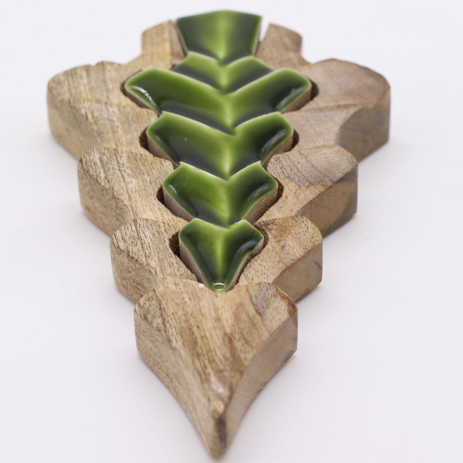 Dekorationsträd i mangoträ – 15x10 CM, trädornament i mangoträ med grön emaljinläggning, närbild mot vit bakgrund