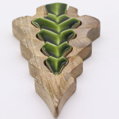 Dekorationsträd i mangoträ – 15x10 CM, trädornament i mangoträ med grön emaljinläggning, närbild mot vit bakgrund