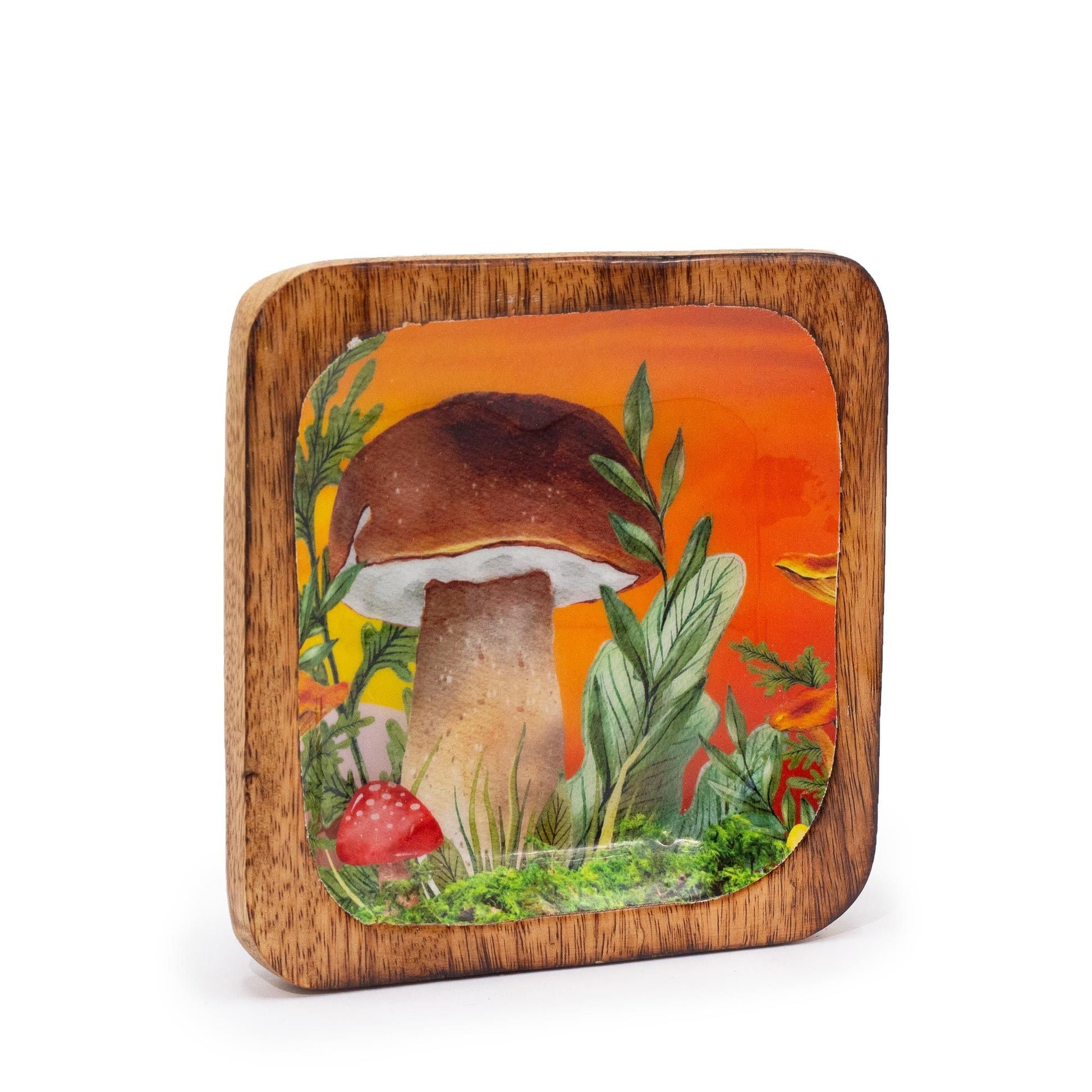 Alt Tag: Prydnadsbricka i mangoträ – Maroon Mushroom, kvadratisk bricka 15x15 CM med illustration av en vinröd svamp och ram i mangoträ