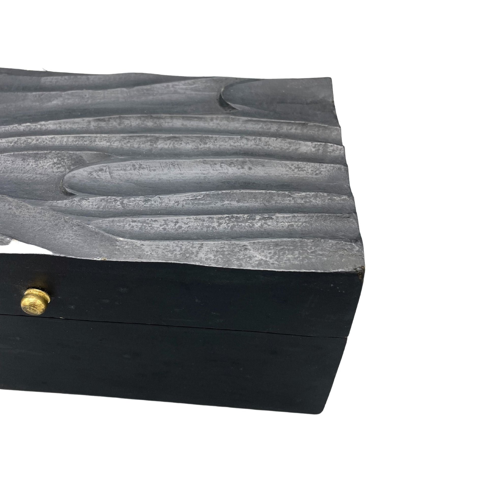 Alt Tag: Mango Wood Vintage Deco Box – Black Swirls 22x12x10 CM, caja decorativa negra con swirls grabados y herraje dorado