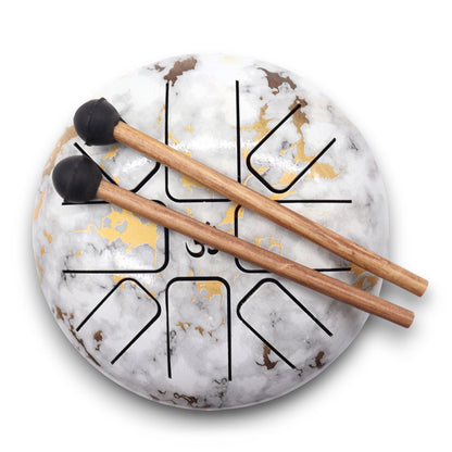 Alt Tag: Marble Steel Tongue Drum – 17x13 CM con acabado marmoleado, 8 tonos y baquetas de madera sobre fondo blanco
