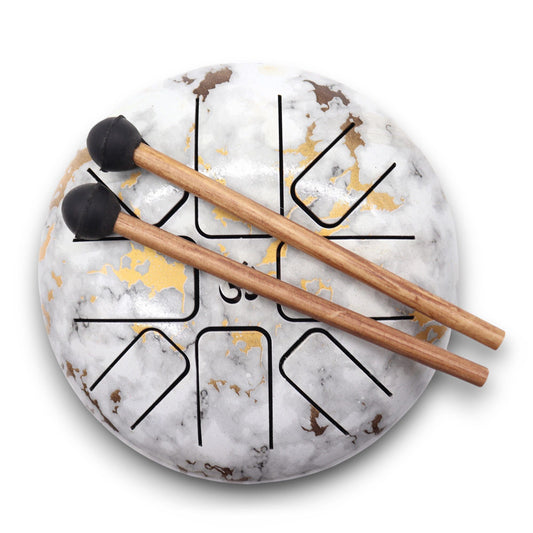 Alt Tag: Marble Steel Tongue Drum – 17x13 CM con acabado marmoleado, 8 tonos y baquetas de madera sobre fondo blanco