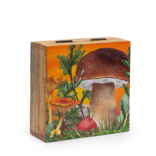 Alt-tag: Vinröd låda i mangoträ – 13,5x13,5x6 CM, vinröd förvaringslåda i mangoträ med handmålat svamp- och botaniskt motiv