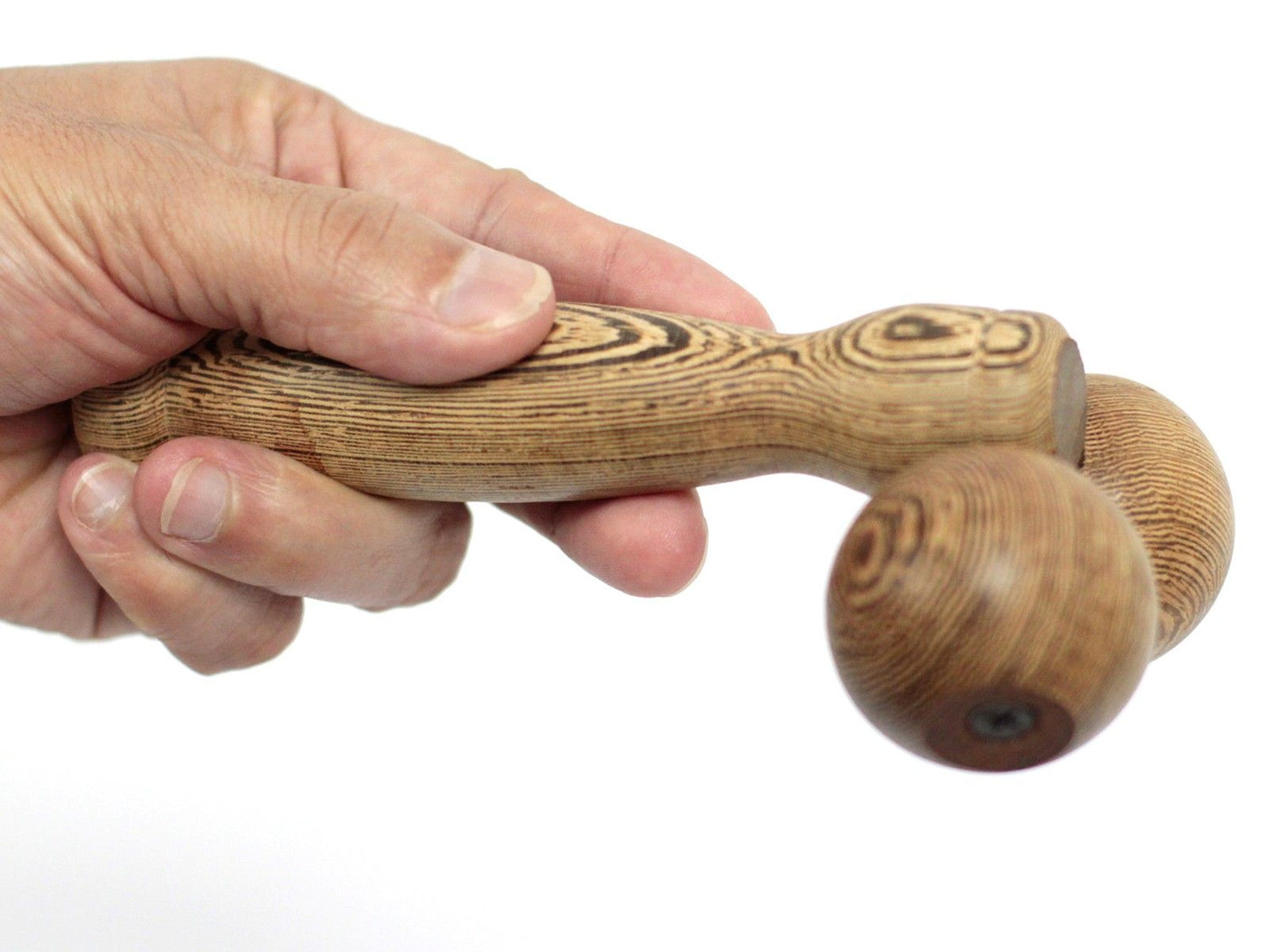 Massageverktyg – handbollroller med ergonomiskt trähandtag och roterande kula, hålls i handen, närbild