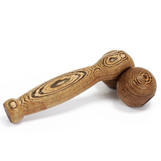 Alt Tag: Massage Tool – Hand Ball Roller con mango ergonómico de madera y bola de masaje giratoria, vista en primer plano