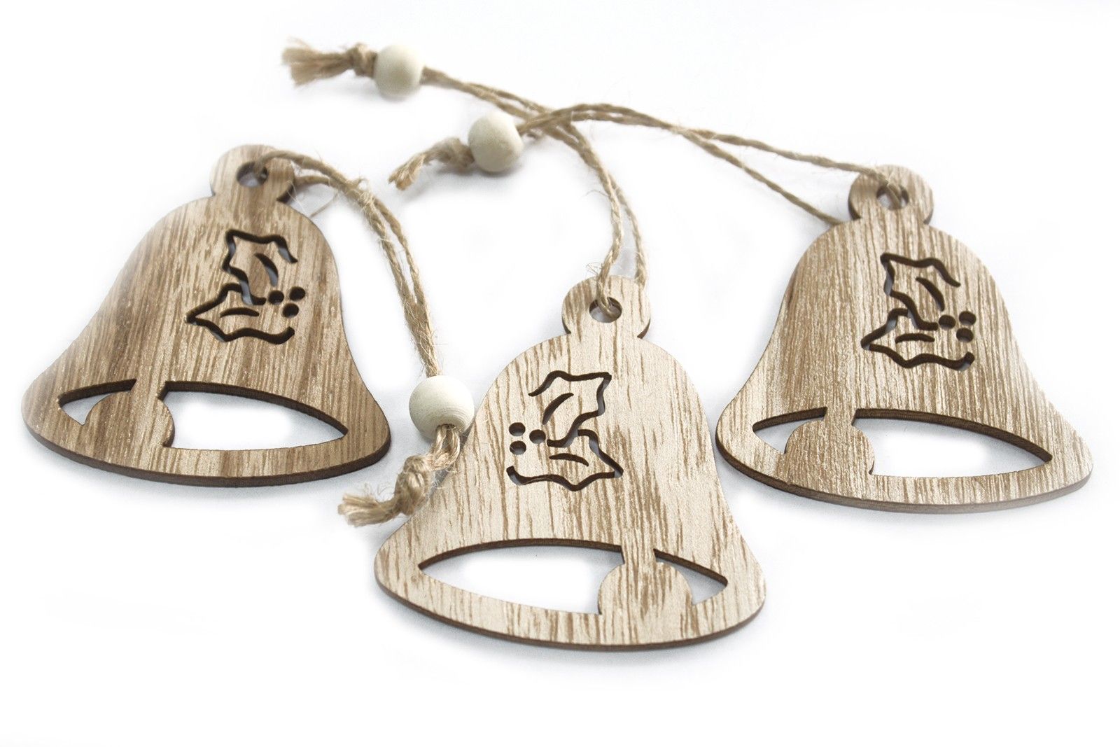 MDF Christmas Bells – 3-pack dekorationer: träklockor med järneksutskärning, upphängningssnören i jute och pärlor