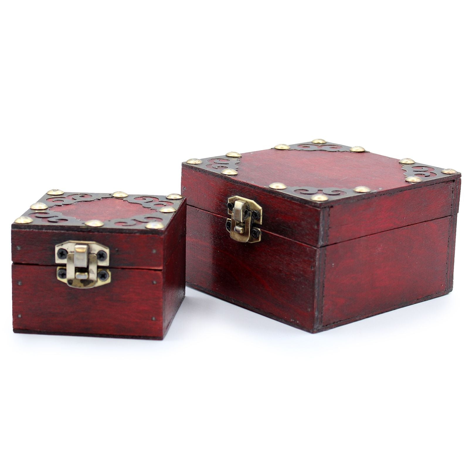 MDF Gothic Square Vintage-Boxen – Set aus 2 roten, quadratischen MDF-Aufbewahrungsboxen mit Messing-Verschlussbeschlägen und dekorativen Nieten
